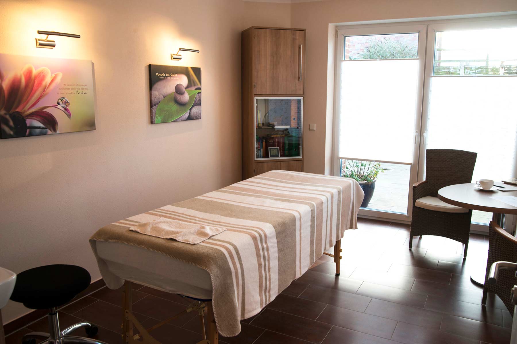 Behandlungsraum der Heilpraxis Oldenburg — helle, einladende Atmosphäre